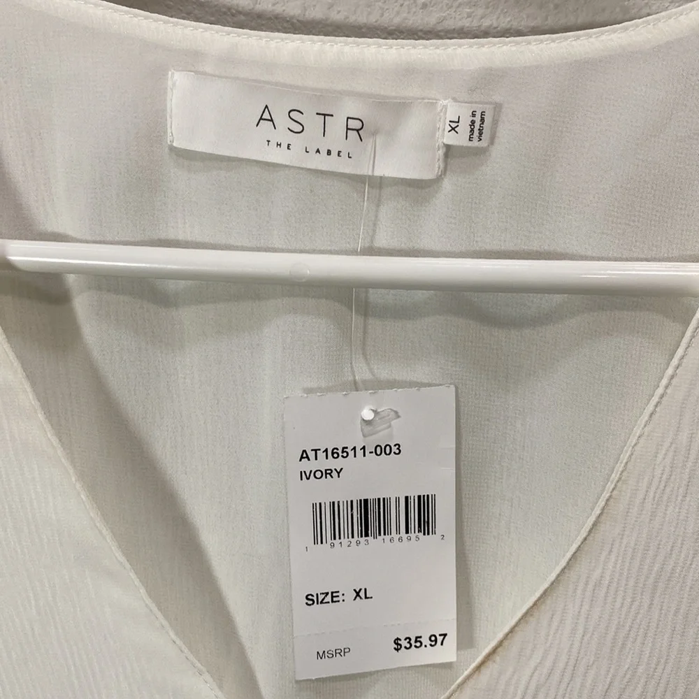 5 for $25 ASTR the Label v neck blouse long‎ sleeve blouse white